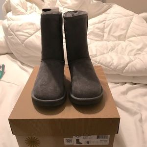 Size 6 women’s UGG short boots